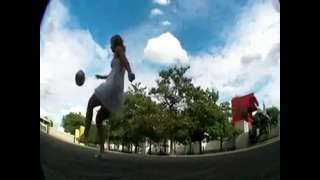 Девушка набивает мяч