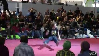 Cool slackline stunt competition