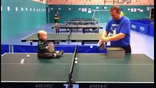Малыш играет в настольный теннис