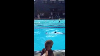 Неудачный прыжок в бассейн