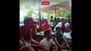 Болельщики смотрят матч в одном из кафе в Барселоне