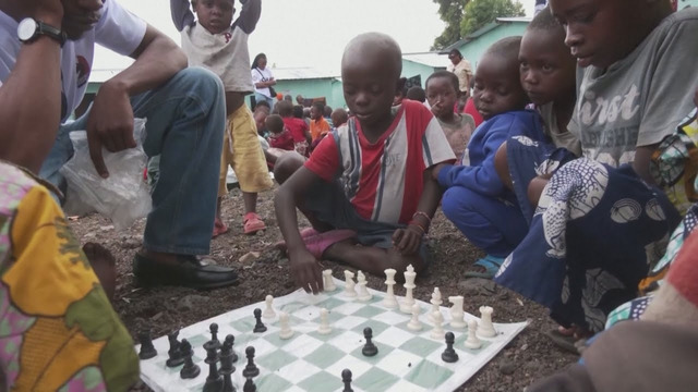 Забыть о войне, играя в шахматы, помогают детям в ДР Конго