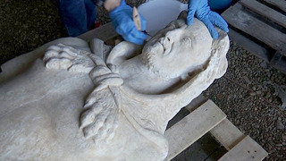 Статую императора нашли во время ремонта канализации в Риме