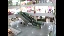 Мужчина спас ребенка, который упал с эскалатора