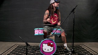Барабанщик-виртуоз Майк Портной играет на барабанах Hello Kitty