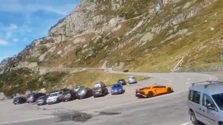 Гонщик перевернул на крышу Lamborghini Galladro на трассе в Альпах