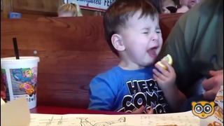 Дети впервые пробуют лимон