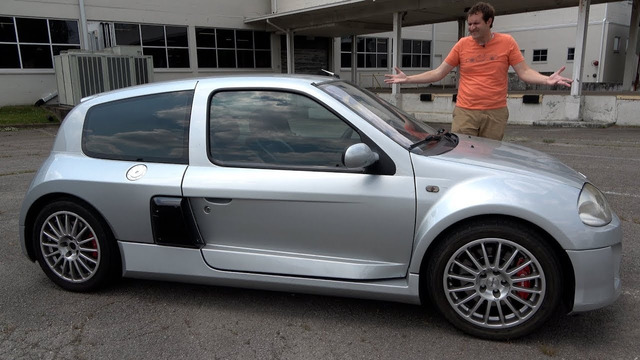 Renault Clio V6 – это удивительный средне-моторный хот хэтчбек