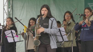 Музыканты сыграли на инструментах из мусора рядом со свалкой в Боливии