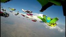 60 человек совершили совместный полет в вингсьютах