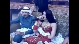 Арабский богатый шейх купается в деньгах