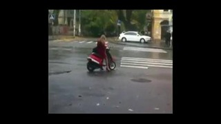 Девушка в красном на скутере