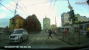 Девушка прыгнула прямо под колеса автомобиля