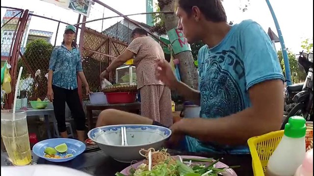 Уличная еда – суп Pho Bo. Вьетнам