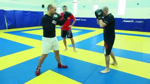 Урок MMA для начинающих — тренировка комбинаций ударов руками и бросков