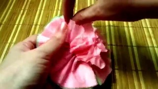 Как украсит стол с помощью салфеток
