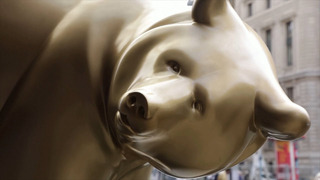 Огромные скульптуры медведей и горилл появились в центре Парижа