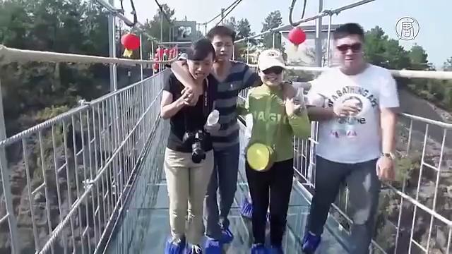Самый длинный стеклянный мост в мире открылся в Китае (новости)