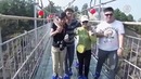 Самый длинный стеклянный мост в мире открылся в Китае (новости)