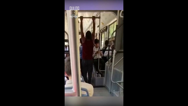 Тренировка в автобусе. В соцсетях опубликовали видео, где пассажир занимался спортом в новом автобусе