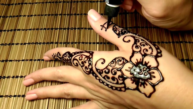 Роспись хной, Мехенди (менди) на руке. Mehndi Henna