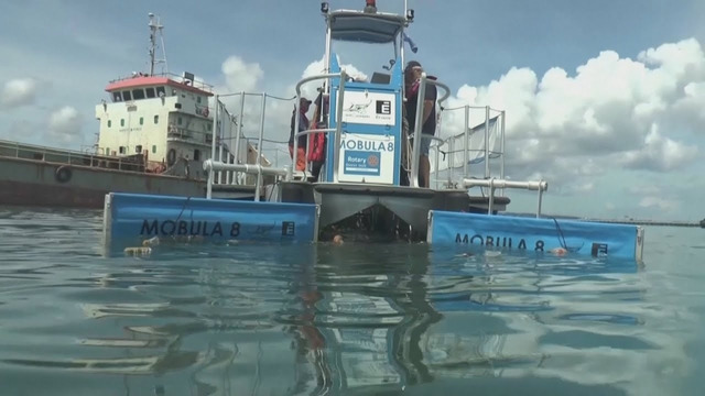 Лодка-уборщик спасает море от мусора рядом с пляжами Бали