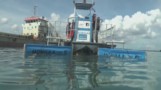 Лодка-уборщик спасает море от мусора рядом с пляжами Бали