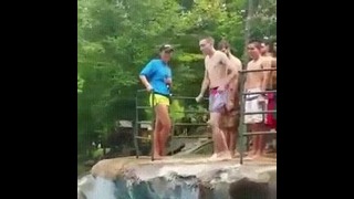 Нерешительный парень и прыжок в воду