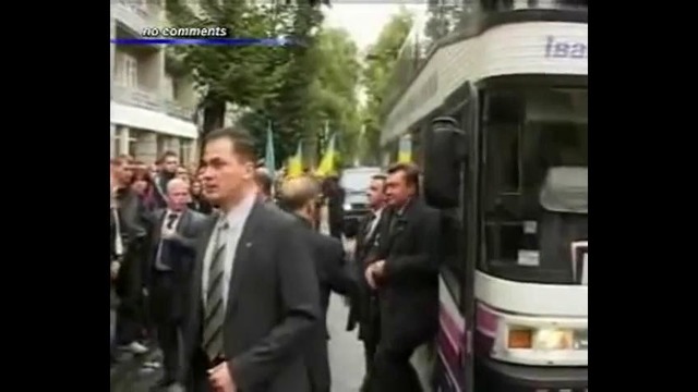 В Януковича кинули яйцо – он упал