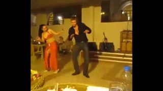 Русский турист показал танцовщице как надо танцевать арабский танец