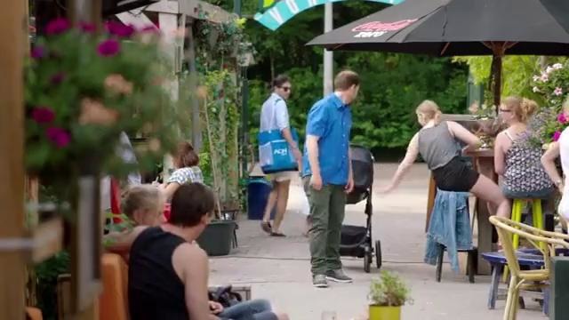 «Фольксваген» научил детскую коляску ездить за человеком
