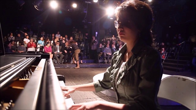 Слепая Севара Мирсидикова играет на фортепиано