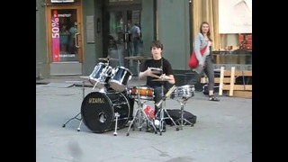 Уличный барабанщик
