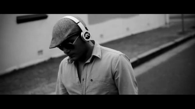 Snoop Dogg feat Anise K and Bella Blue – Walking On Air