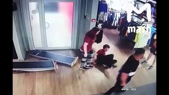 Массовая драка в московском магазине Adidas