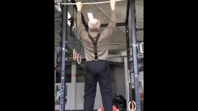 Пожилой мужчина показал неплохую физическую подготовку