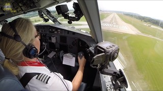 Женщина-пилот очень аккуратно сажает самолёт Fokker F100