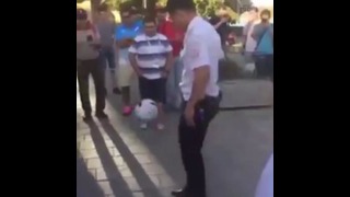 Полицейский продемонстрировал мастерство владения мячом