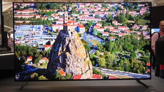 Смотрим первый 8K QLED телевизор от Samsung