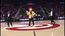 Талисман Atlanta Hawks зажигает