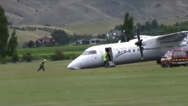 DHC8-300 посадка без переднего шасси (Новая Зеландия) 09.02.11