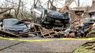 Десятки торнадо обрушились на США, погибли 32 человека