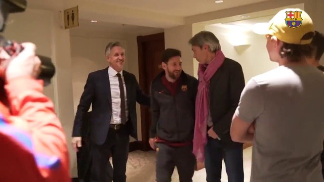 Messi and Suárez meet up with Gary Lineker at the team hotel in London