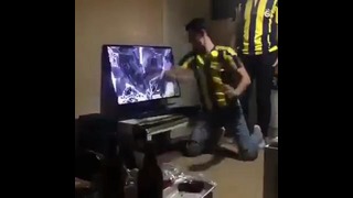 Турецкий фанат разбил телевизор во время просмотра футбольного матча