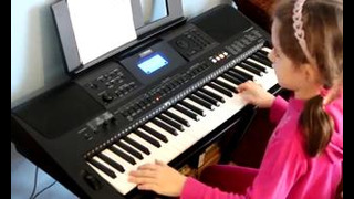Девочка играет "Ламбаду" на синтезаторе
