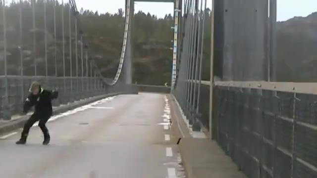 Мост в Норвегии во время шторма