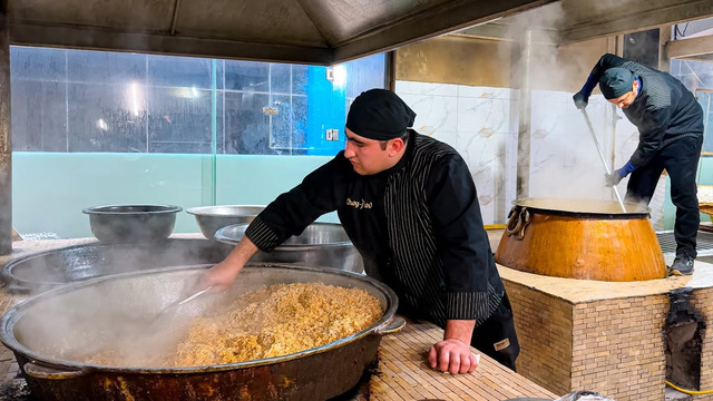 Bukhara’s BUSY PILAF CENTER: How Oshi Sofi and Bukhara Halisa are Cooked in 3 Giant Kazans