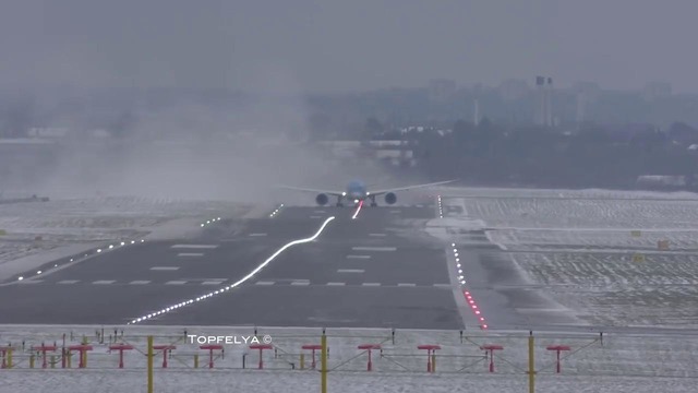 Борьба пилотов Боинга 787 с боковым ветром на взлёте