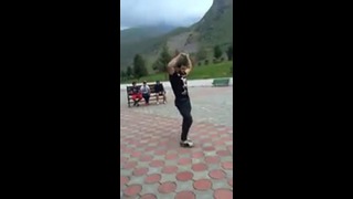 Кавказец танцует под хабиби