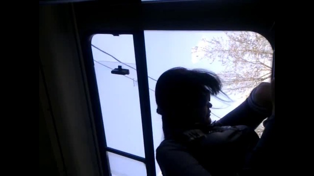 Женщина спит в автобусе